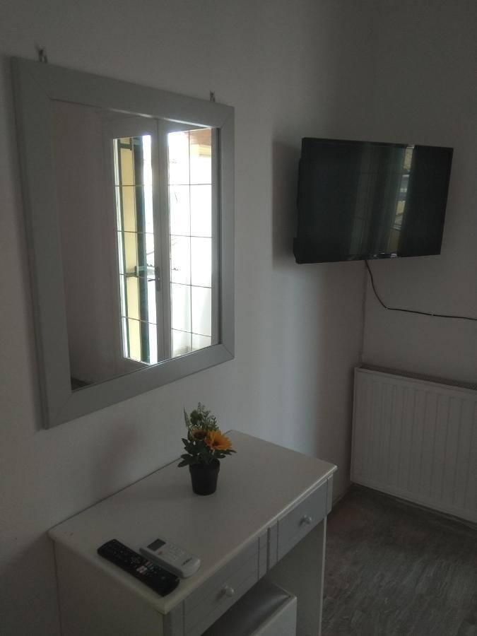 Demy'S Studio Apartment Acharavi  Bagian luar foto