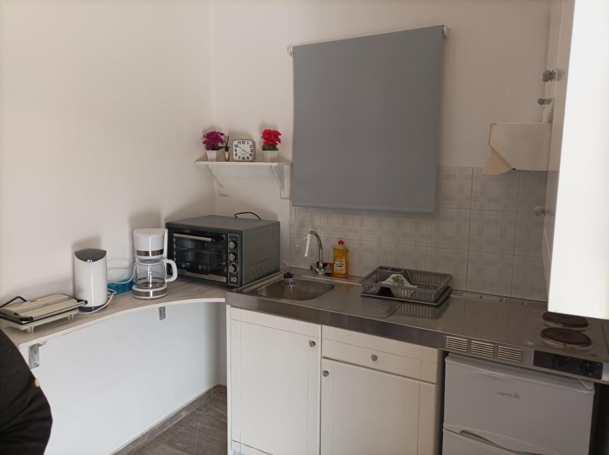 Demy'S Studio Apartment Acharavi  Bagian luar foto